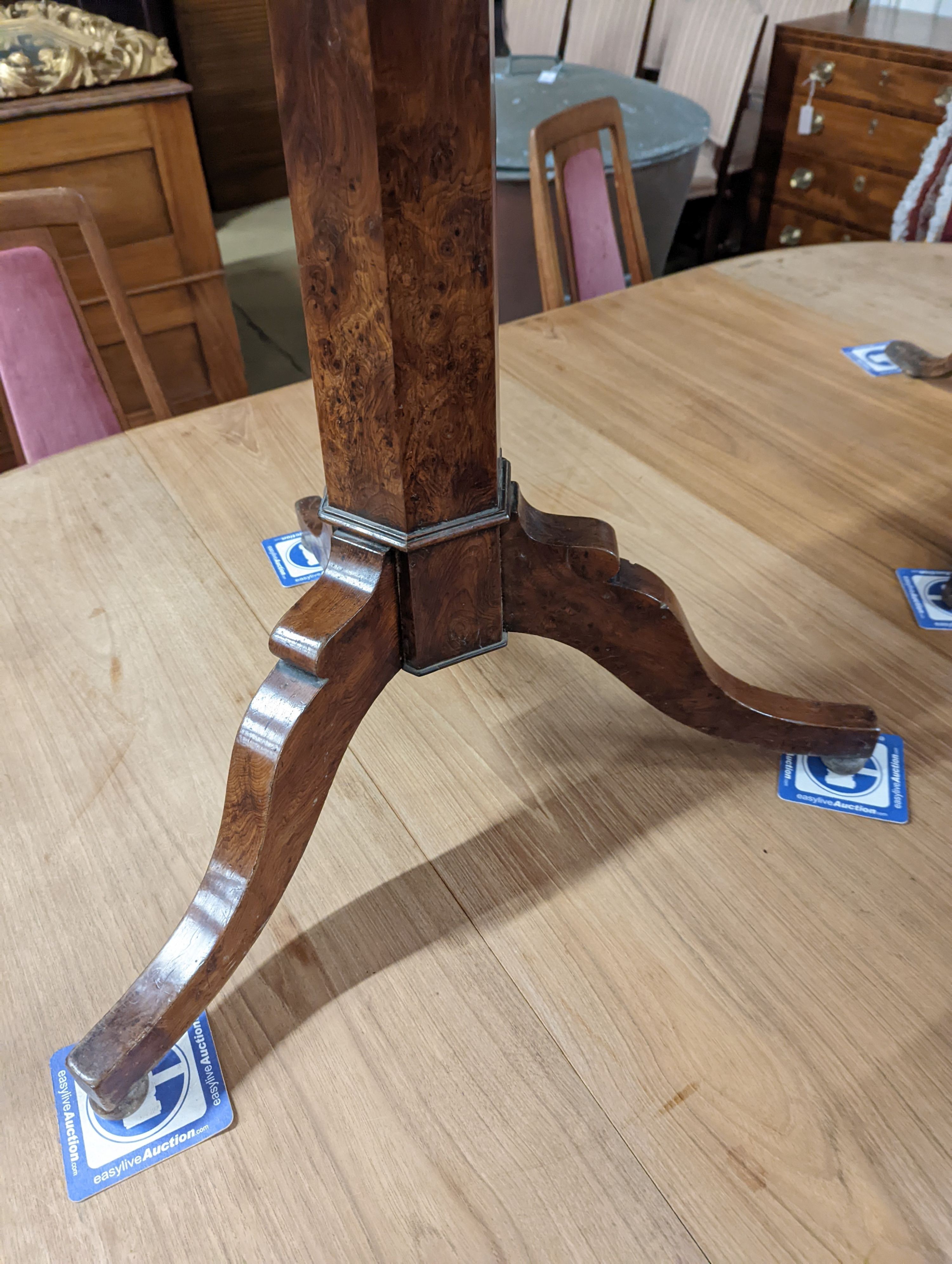 An early 19th century circular yew tilt top tea table, diameter 69cm, height 73cm